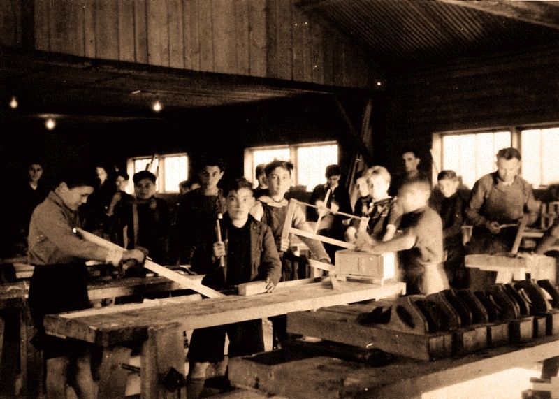 Photo de classe d'apprentis menuisiers dans les années 30