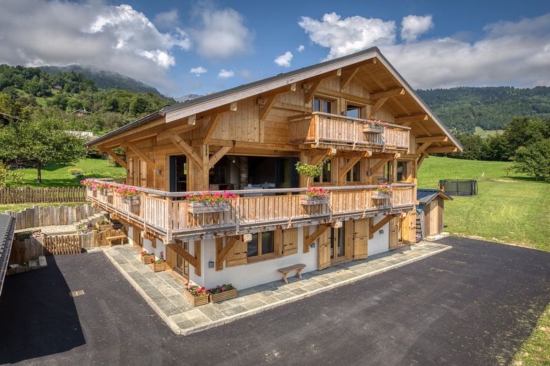 Rénovation chalet complète, intérieur et extérieur. Charpente en épicéa, construction poteau poutre. Megève