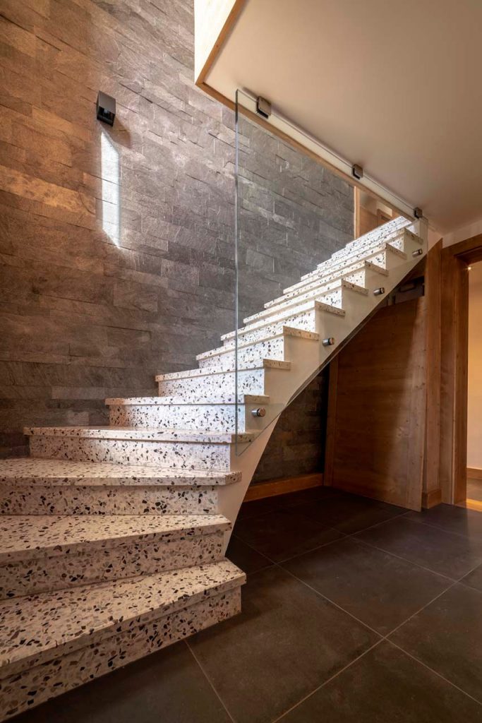 Rénovation chalet avec escalier en Terrazzo d'origine.