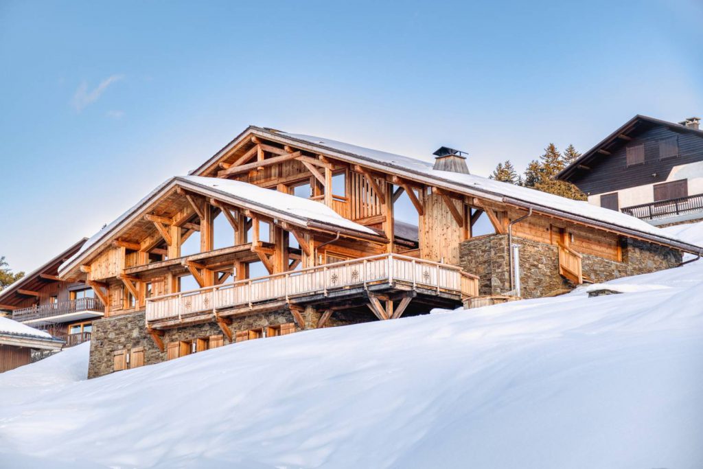 Chalet poteau poutre traditionnel, Haute Savoie, avec spa extérieur, paysage montagne en hiver