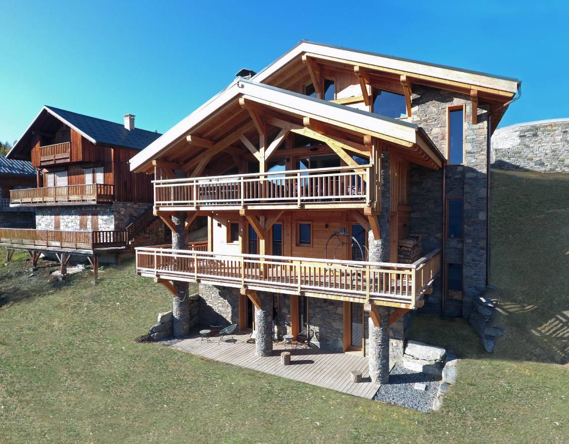 Chalet pierres et bois tout en hauteur
