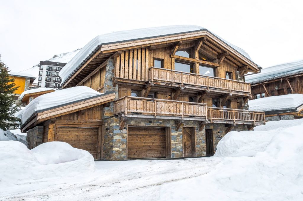 Chalet sur mesure réalisé en pierres de pays et bois. Charpente traditionnelle en poteau-poutre.