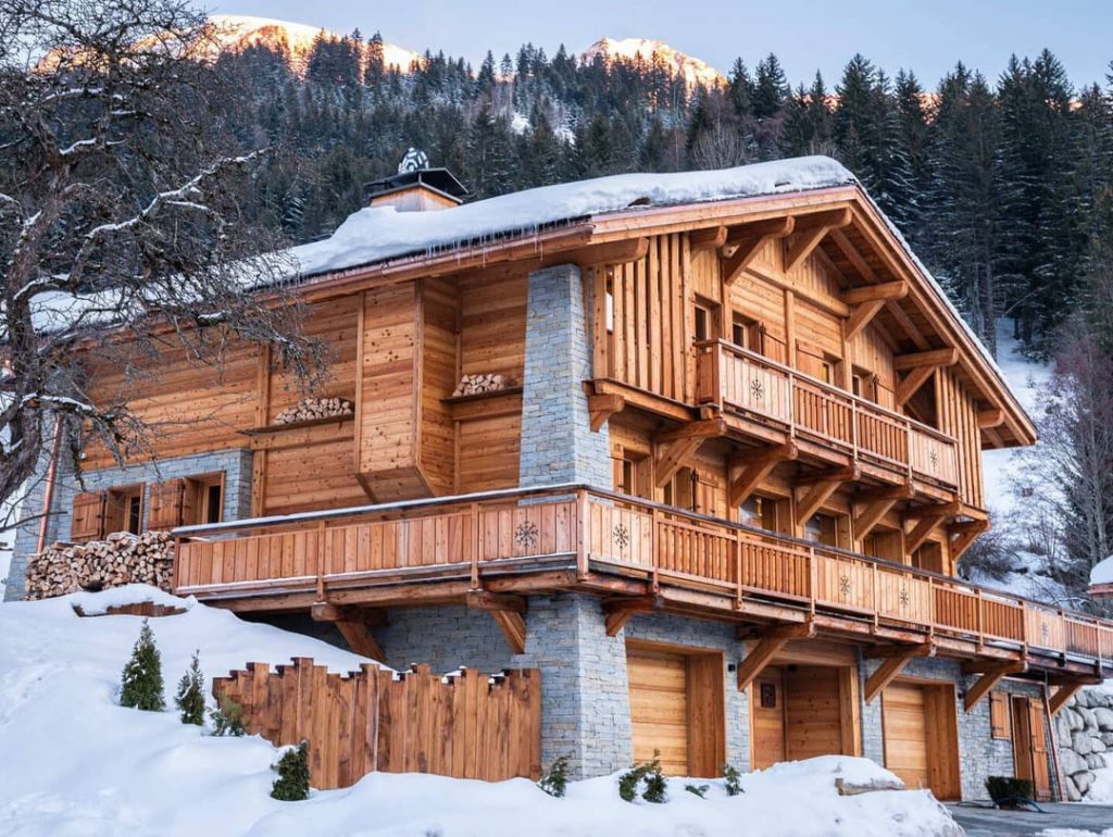 Chalet poteau poutre traditionnel en haute Savoie. Construction sur mesure en pierres et bois