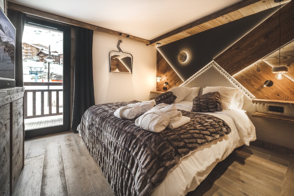 Chambre master dans un chalet bois contemporain, aménagement sur mesure, tête de lit sur mesure