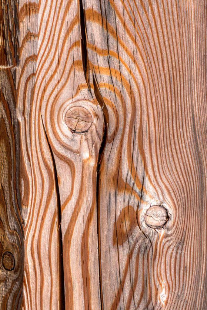Gros plan sur les détails d'une pièce de bois. Veines de bois et nœuds.