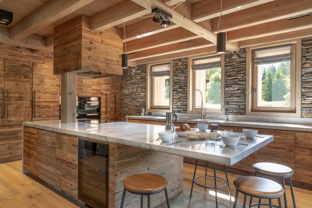 Grande cuisine moderne en pierres et bois dans un chalet contemporain