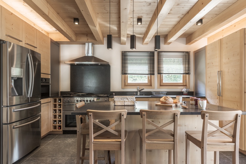 Cuisine inox et bois sur mesure dans un chalet