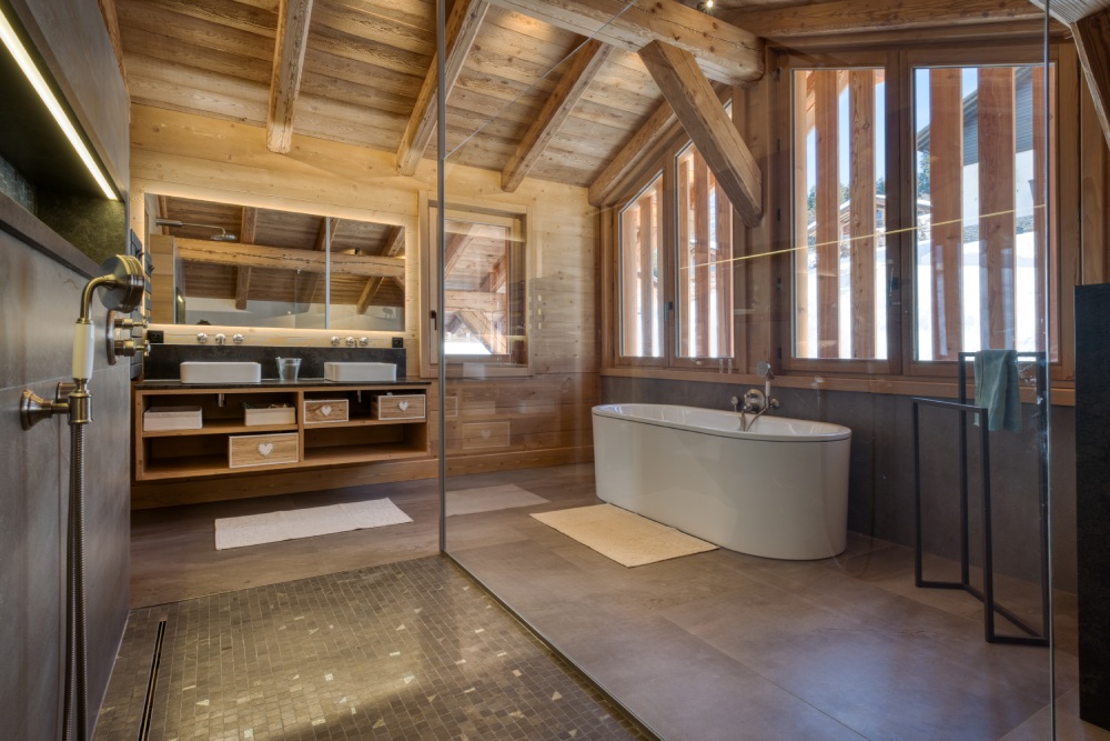 Grande salle de bain design dans chalet bois contemporain