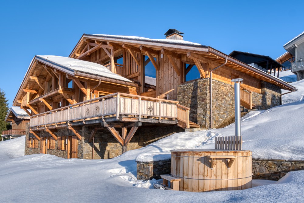 Chalet sur mesure avec spa extérieur, construction poteau poutre