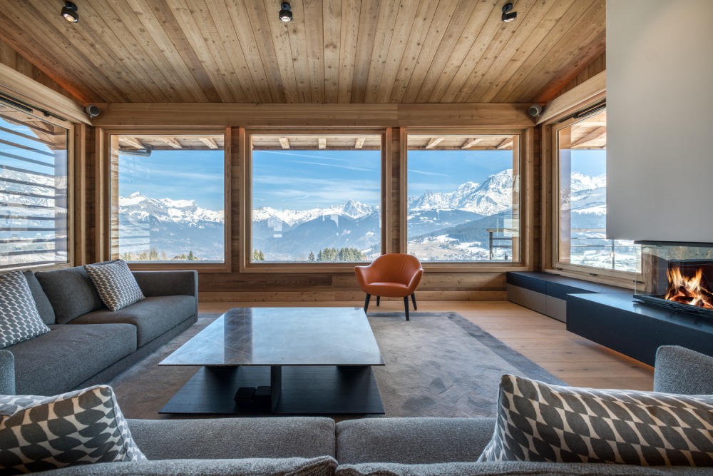 Salon design dans un chalet moderne avec vue panoramique sur le Mont Blanc, Megève