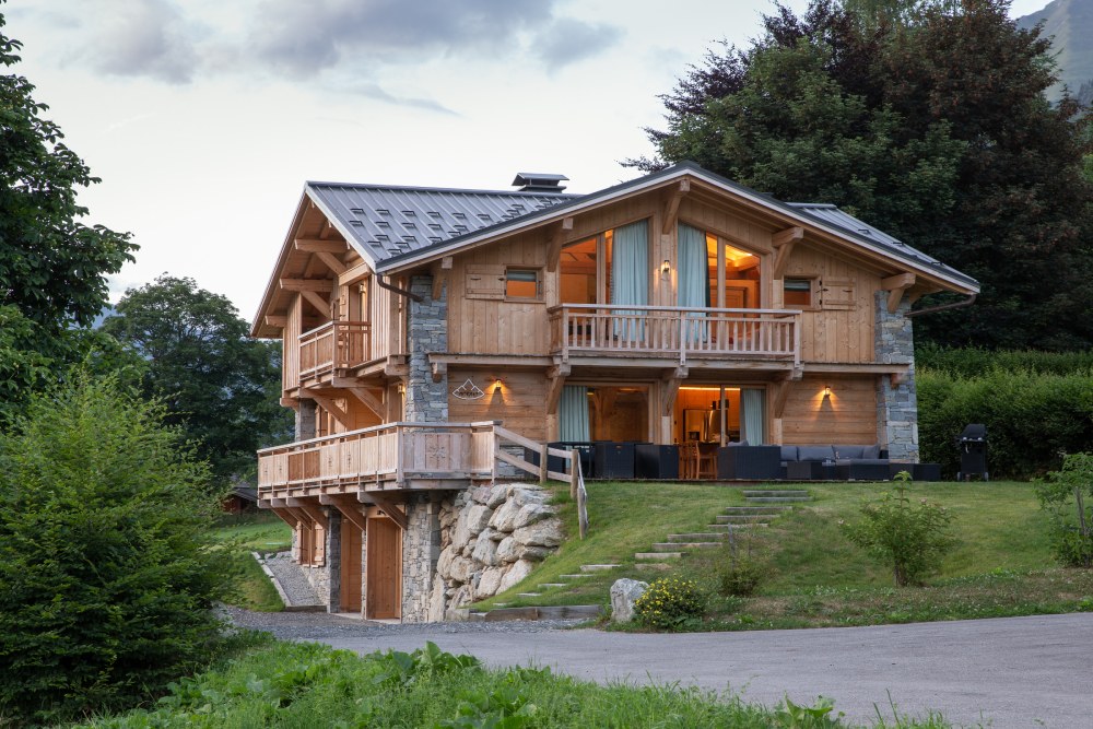 Chalet poteau poutre en épicéa à la montagne. Construction sur mesure