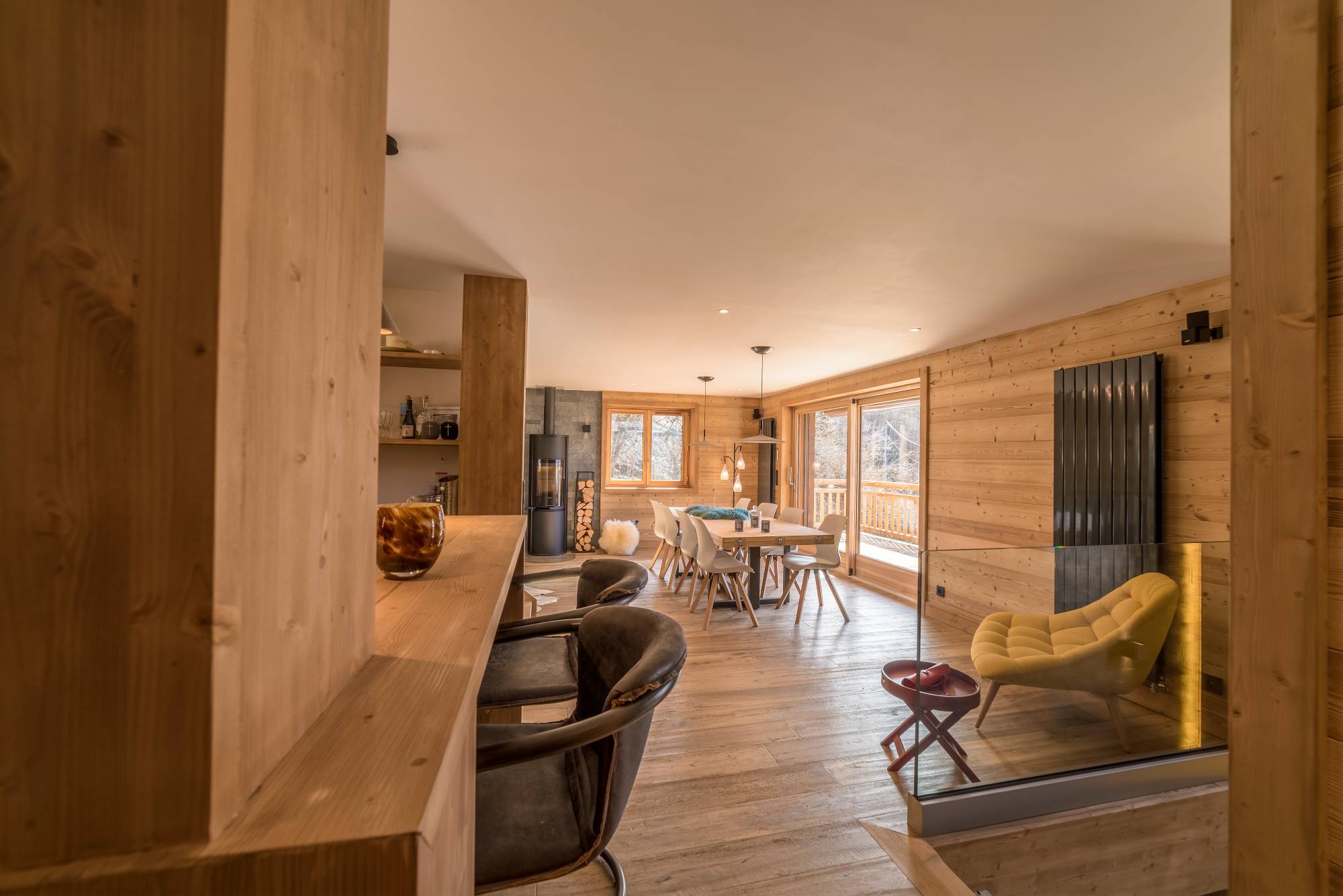 Pièce à vivre dans chalet bois rénové