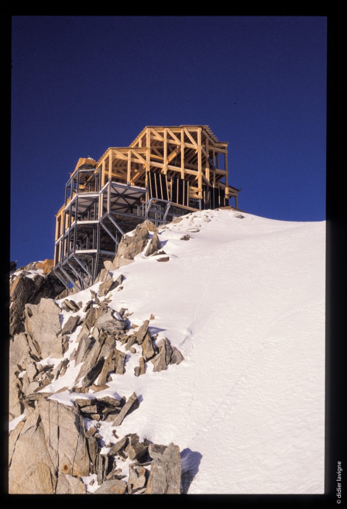 Magnifique photo refuge des Cosmiques en construction, Chamonix 1989. Construction périlleuse en haute altitude sur un pic rocheux. Réalisé par l'entreprise Grosset-Janin.