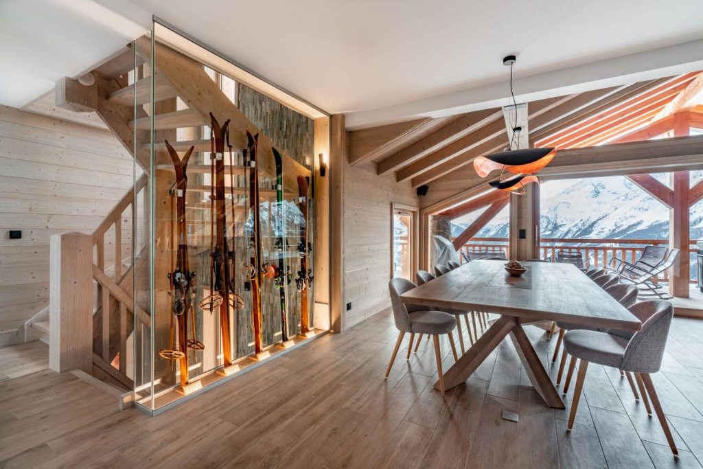 Salle à manger dans chalet contemporain avec table en frêne sur mesure