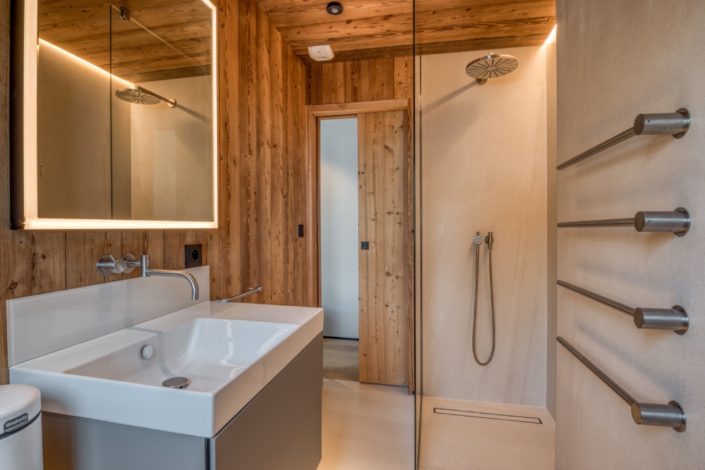 Salle de bain avec miroir en led dans chalet bois contemporain