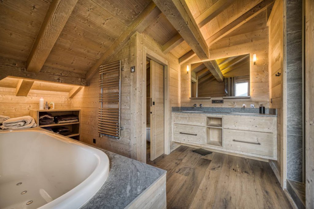 Rénovation salle de bain bois et ardoise dans chalet contemporain à Combloux