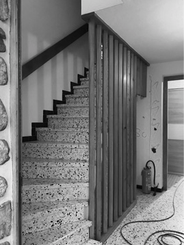 Photo d'un escalier en Terrazzo avant sa rénovation.