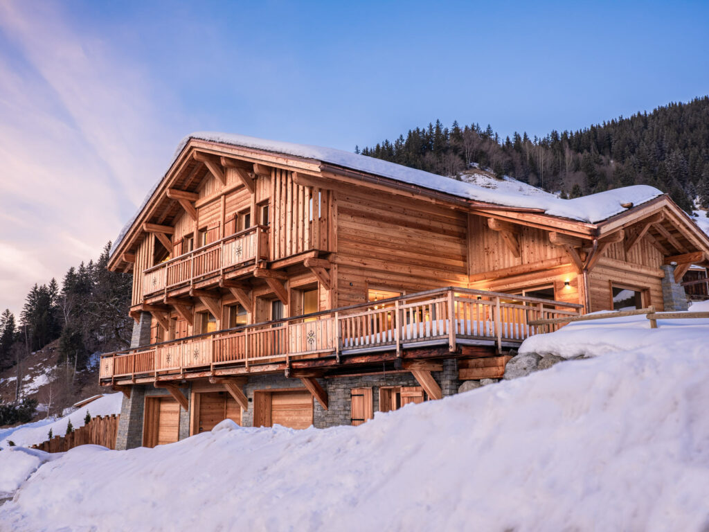 Magnifique chalet pierre et bois à la tombée du soir