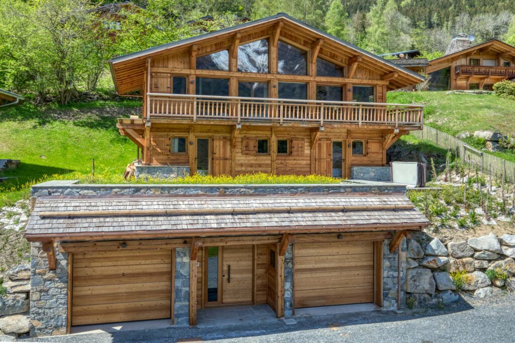 Chalet en mélèze éclaté. Chamonix