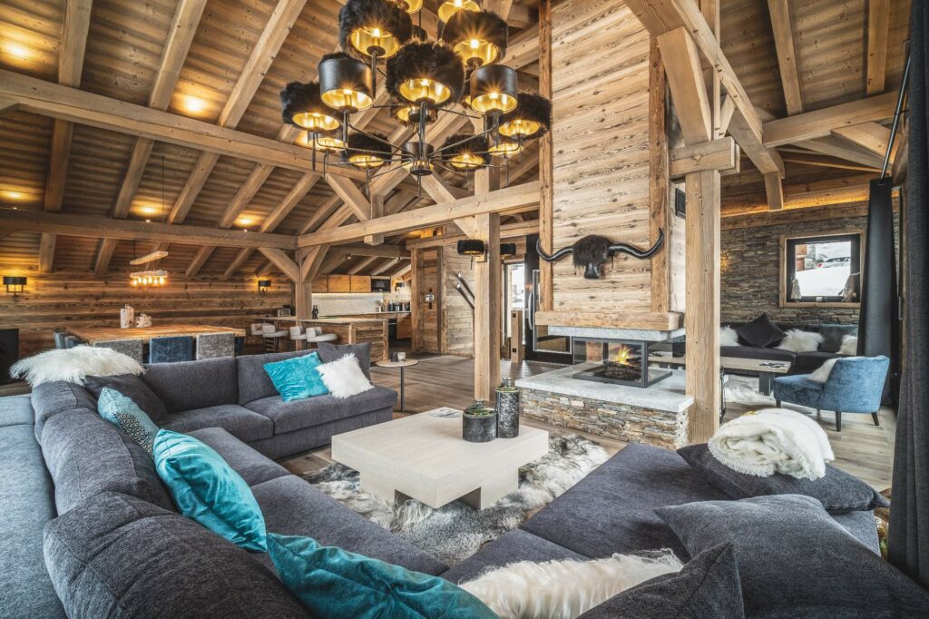 Grand living room dans un chalet