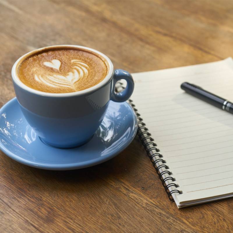 Tasse de café et carnet d'écriture