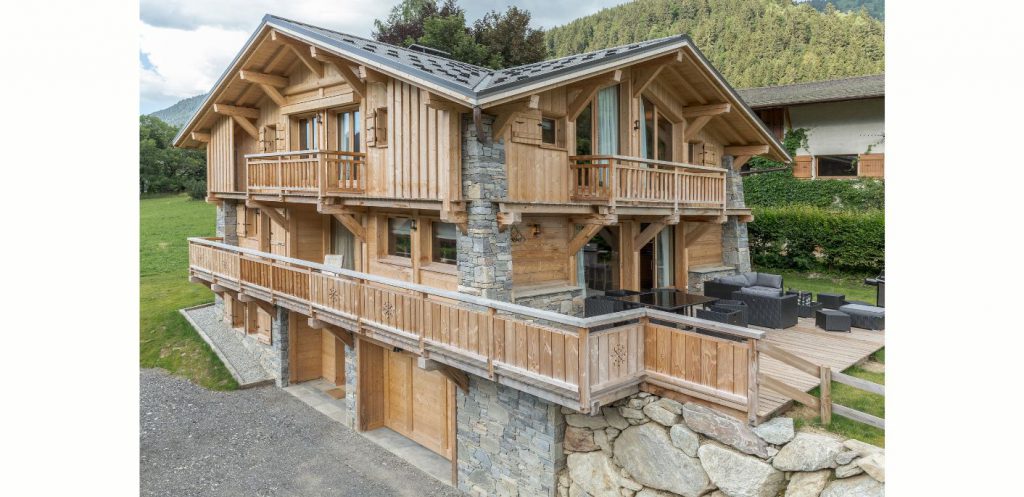 Magnifique et imposant chalet en bois, sur mesure. Une construction située en Haute-Savoie. Chalet en poteau poutre avec double toit.