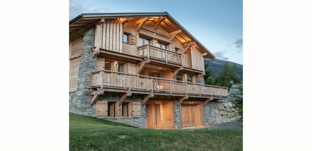 Façade principale d'un chalet en bois sur mesure, construit en poteau poutre. Chalet situé en Haute-Savoie