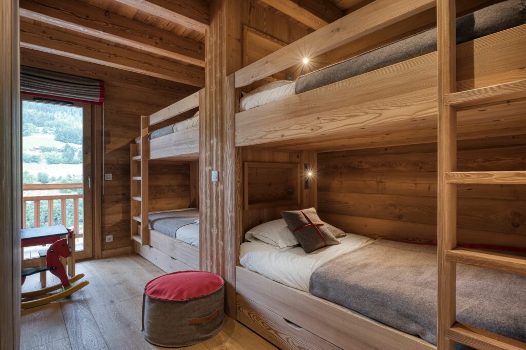 Chambre dortoir dans un chalet